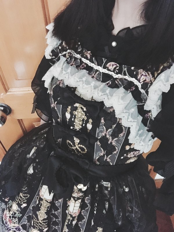 恹's 「Lolita」themed photo (2018/09/03)