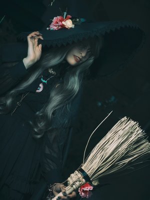 Eleanor Loire's 「Lolita」themed photo (2018/10/20)