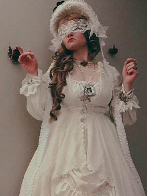 Madeline Hatter's 「Lolita」themed photo (2019/10/27)