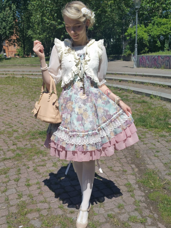 Kia Rose's 「Classic Lolita」themed photo (2017/06/21)