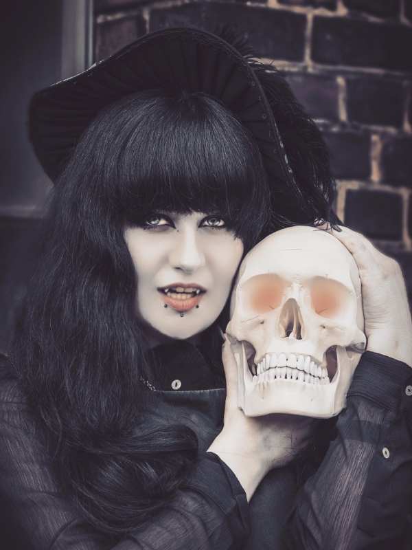 Perenelle Pitout's 「Vampire」themed photo (2017/09/07)